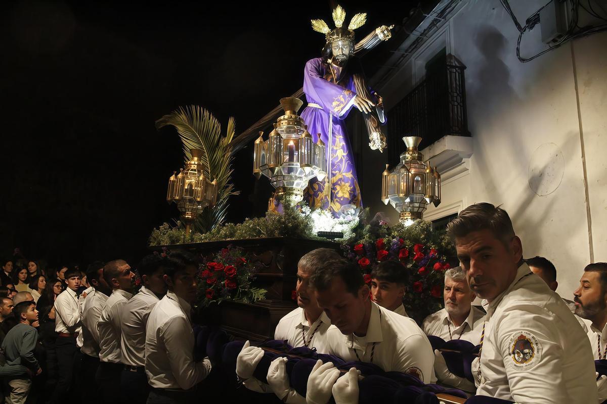 Esfuerzo de los costaleros para sortear las calles más estrechas