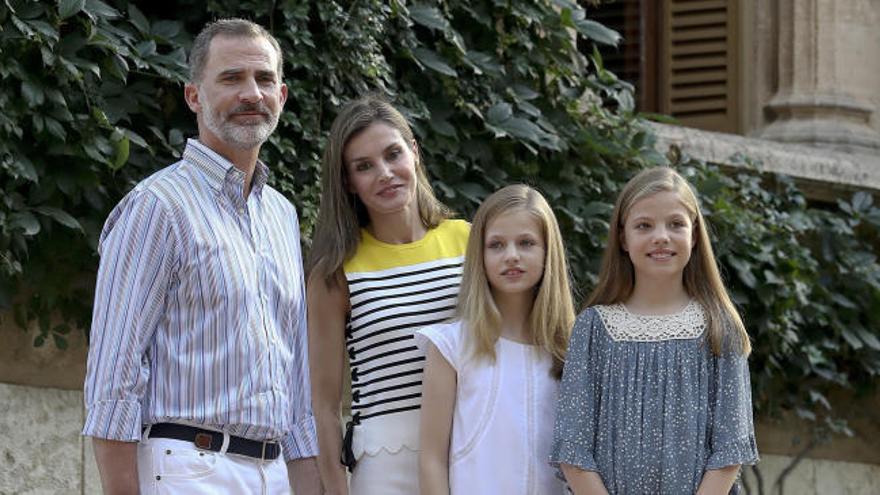 La Familia Real posa en el palacio de Marivent