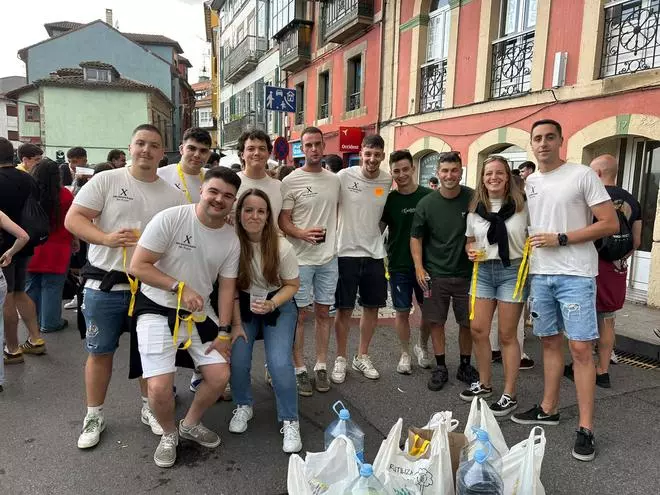 En imágenes: así fue la celebración de las peñas por el centro de Tineo
