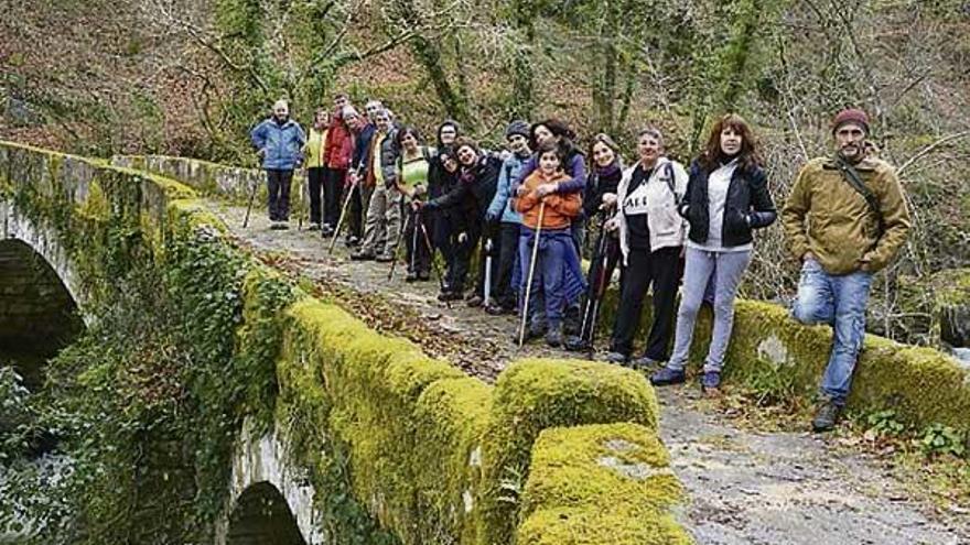 El grupo de senderistas, en uno de los parajes recorridos.