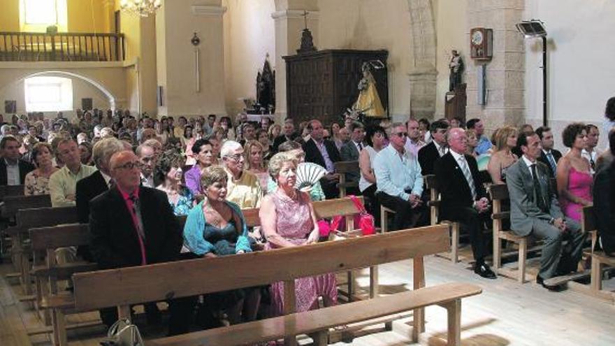 Vecinos de Villalonso y autoridades durante la misa celebrada con motivo de la fiesta.