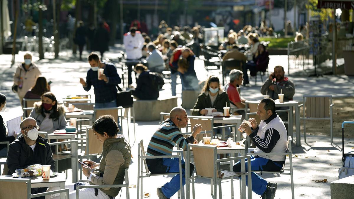 Terrazas en la céntrica Plaza de Santa Bárbara de Madrid.