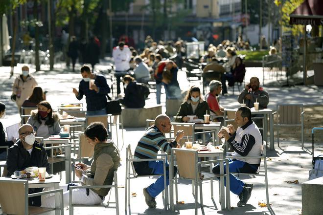 Terrazas en la céntrica Plaza de Santa Bárbara de Madrid.