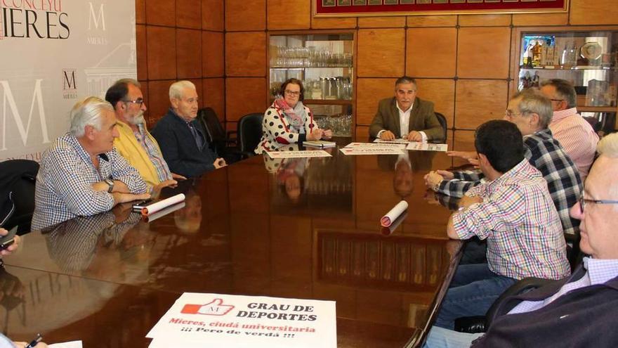 La reunión celebrada ayer con las asociaciones de mayores.