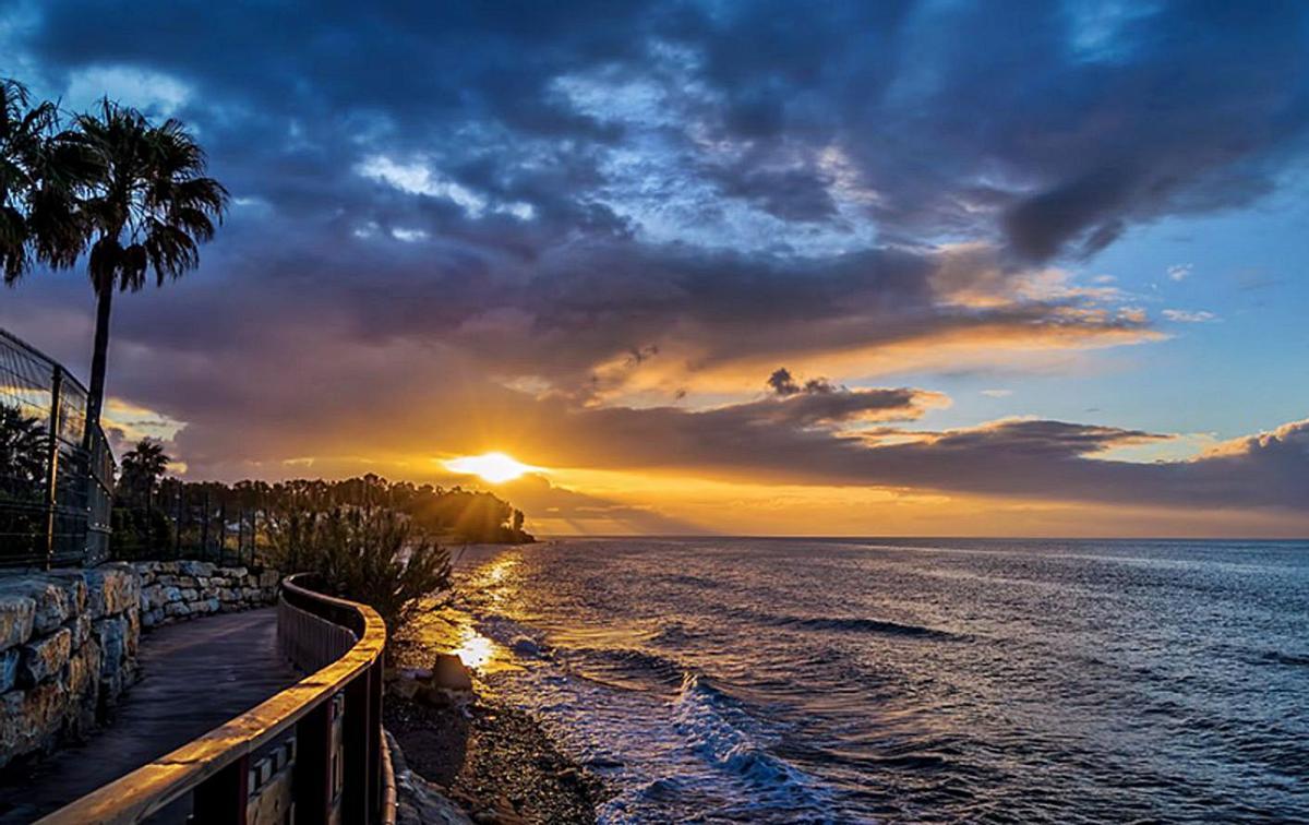 Amanecer en un tramo de la senda litoral ubicada en Estepona. | LA OPINIÓN