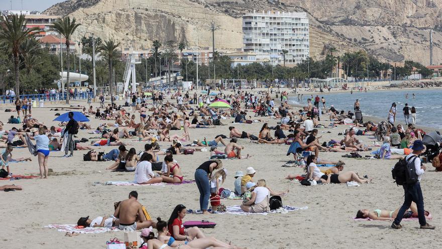 Los termómetros alcanzan los 30 grados en la provincia de Alicante en un puente con el 70 % de ocupación