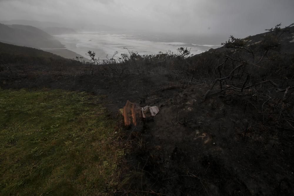 Incendio en el entorno del playón de Bayas