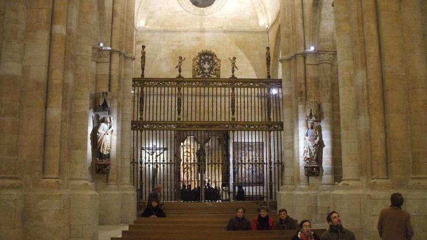 Visitantes admiran el interior de la Colegiata de Toro y los fondos expuestos en sus naves.