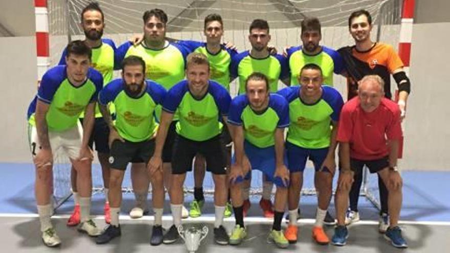 Los jugadores del equipo de Xàtiva que se ha proclamado campeón.