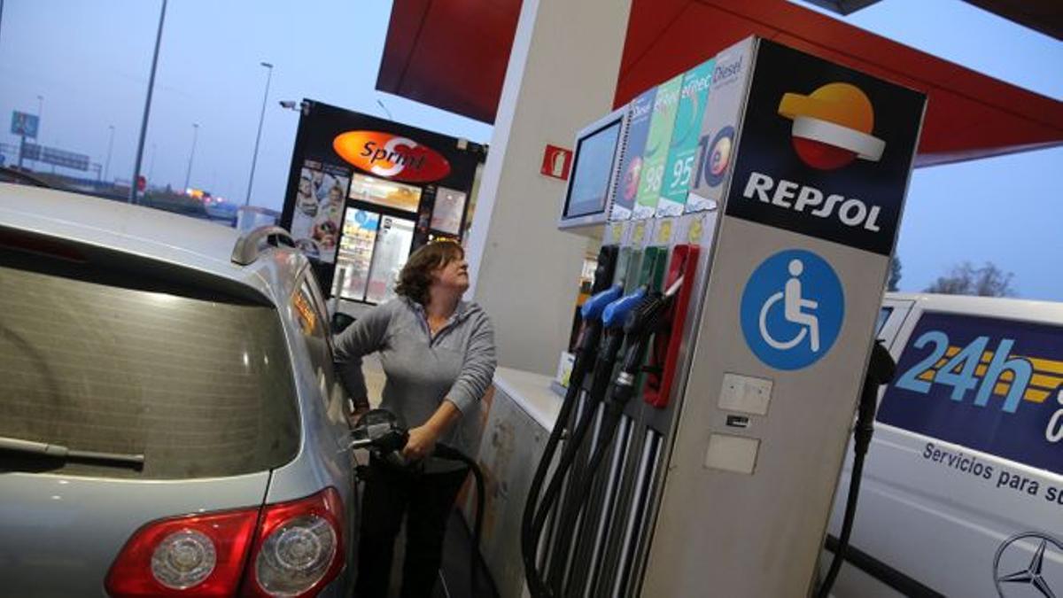 Una usuaria pone gasolina en su coche en la gasolinera de Molins de Rei.