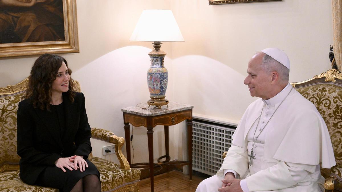 El papa León XIV y la presidenta de la Comunidad de Madrid, Isabel Díaz Ayuso, en la sede de la Nunciatura Apostólica en Madrid este lunes.
