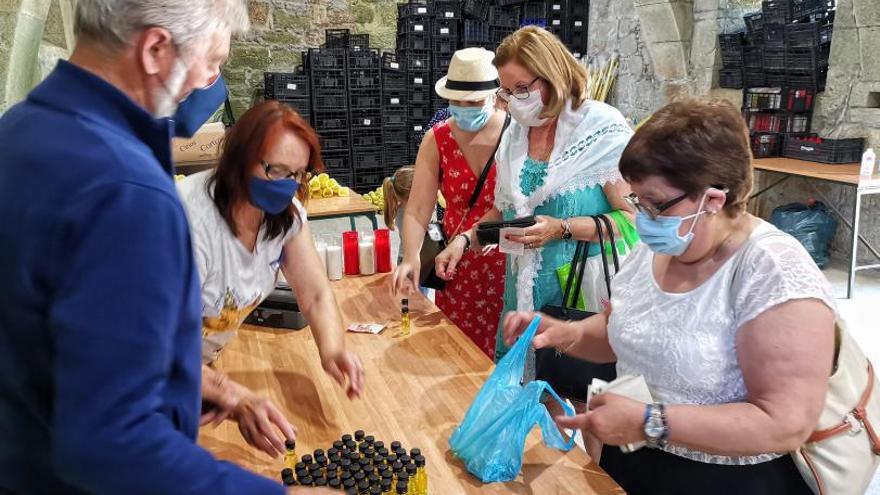 Varias mujeres llevando el tradicional aceite bendecido.   | // S.A. 