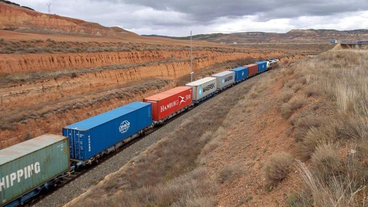 Un tren de mercancías circulando por Aragón.