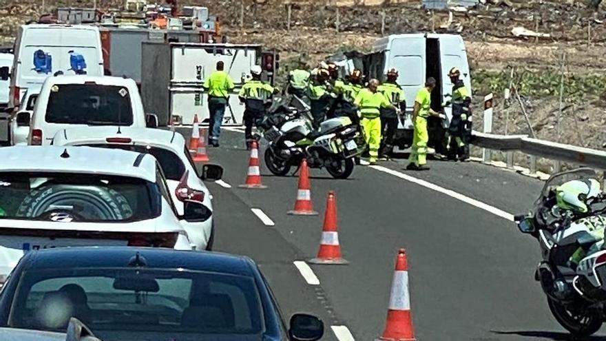 Un camión cargado de lavadoras vuelca en la autopista