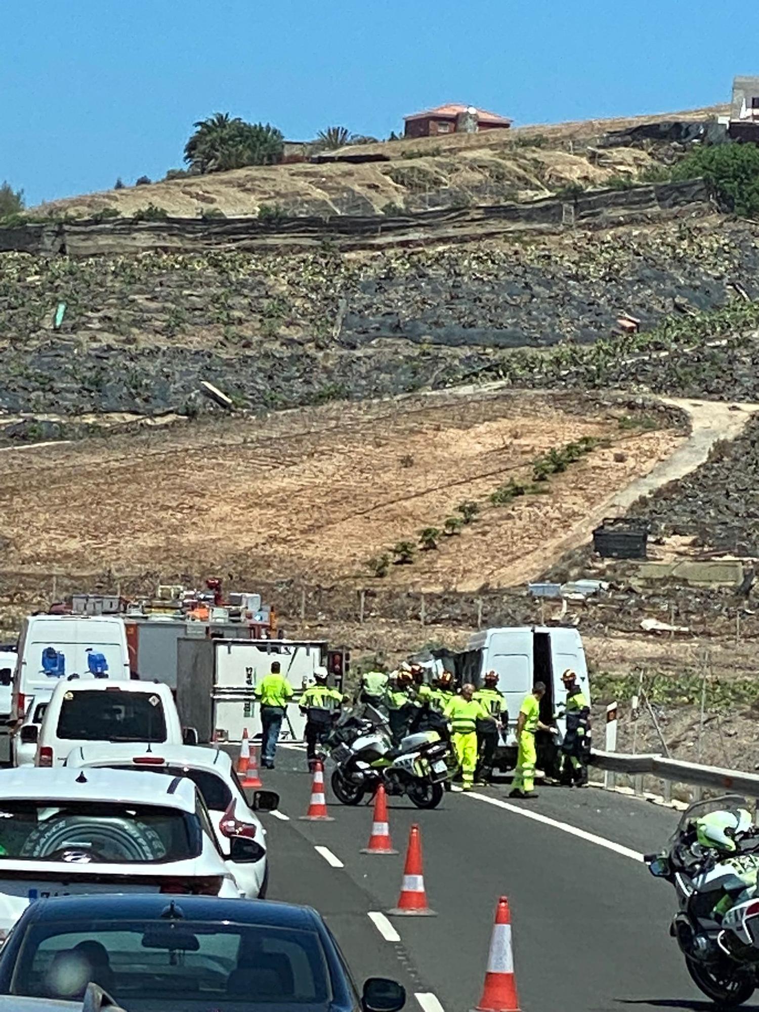 Un camión cargado de lavadoras vuelca en la autopista