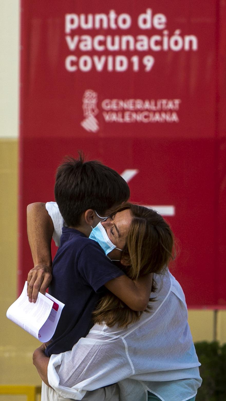 17/09/21. Una madre abraza emocionada a su hijo después de recibir la primera dosis de la vacuna contra el COVID-19