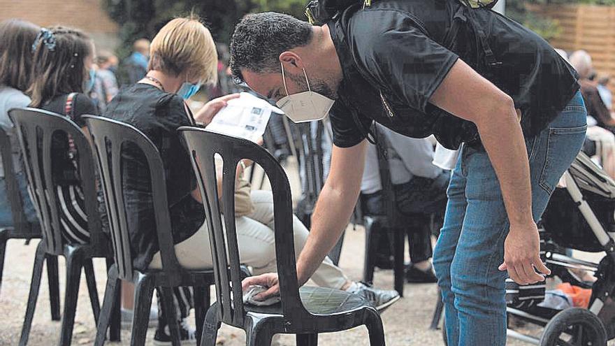 Desinfecció d’una cadira en un acte al pati del Casino durant la Festa Major de Manresa 2020