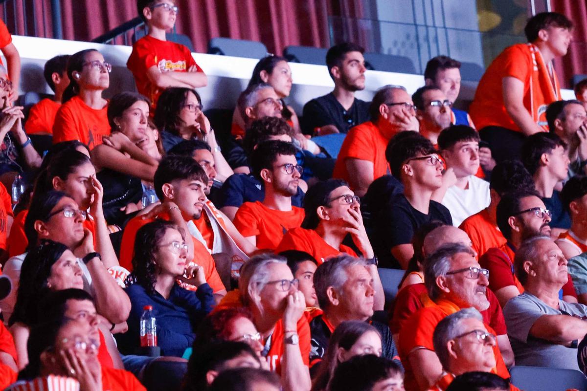 Búscate en la galería de Super: Así se vivió el Barça–Valencia Basket en el Roig Arena