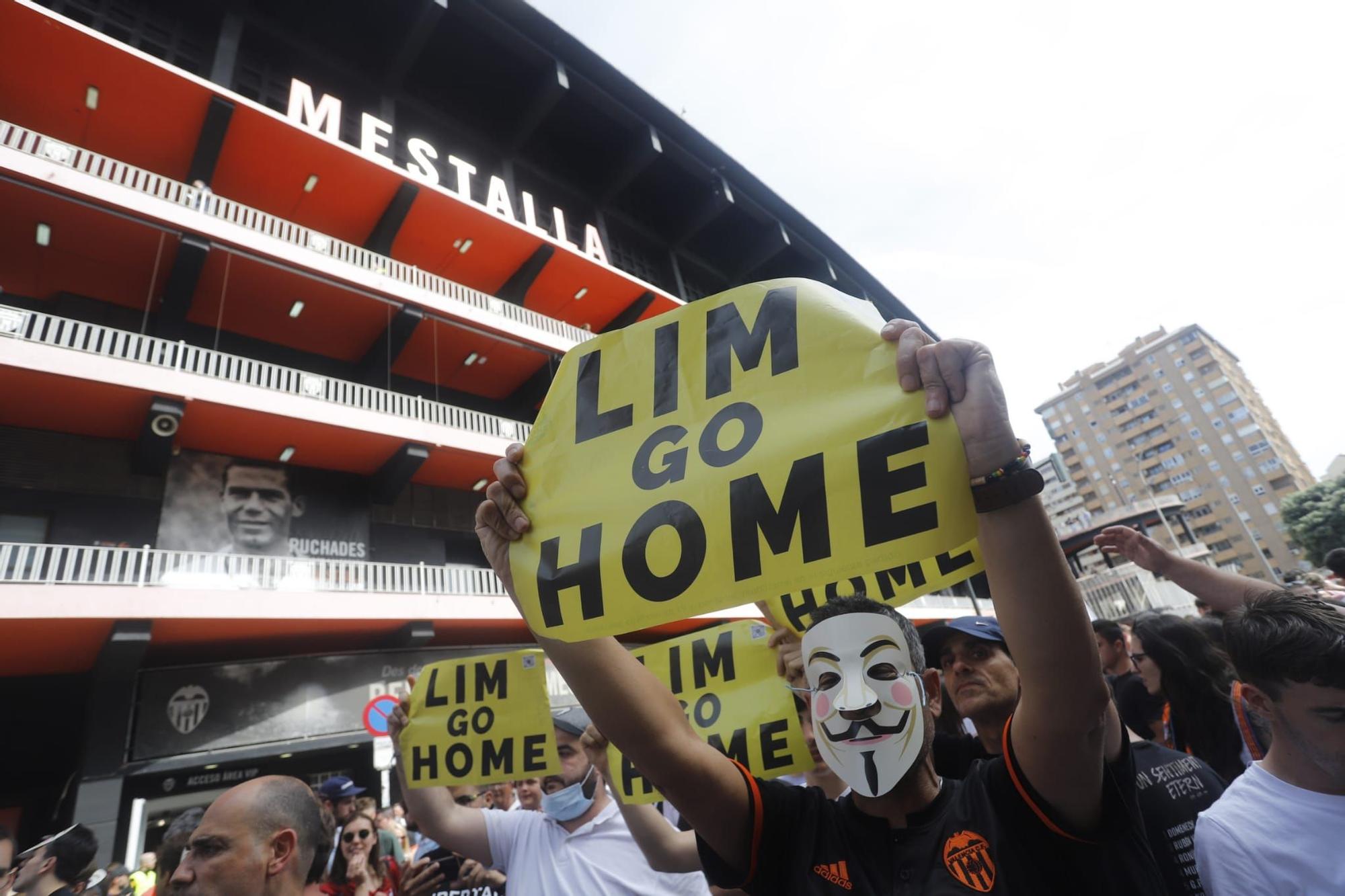 La afición del Valencia CF grita contra Meriton