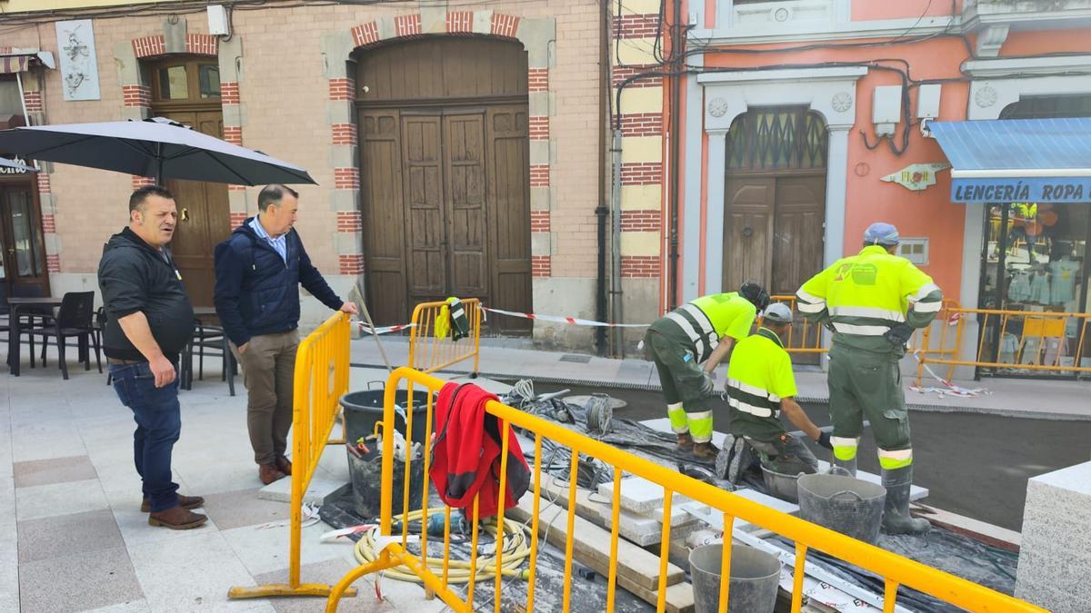 El alcalde, José Luis Trabanco, con un vecino, en la zona donde este viernes varios operarios estaban instalando los nuevos contendedores, en la plaza Álvaro González.