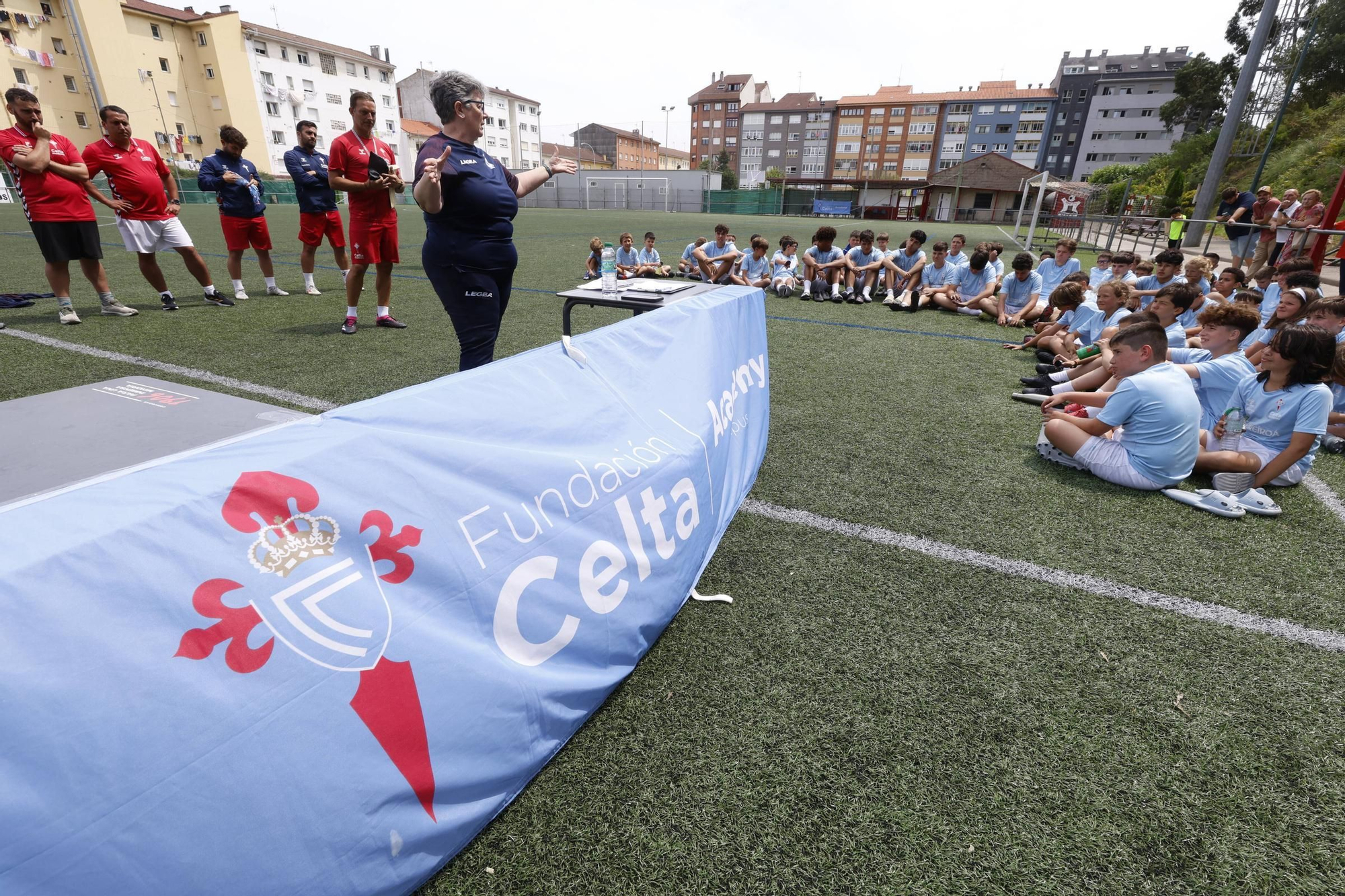 EN IMÁGENES: El campus del Celta de Vigo con los niños del Raíces, en Castrillón