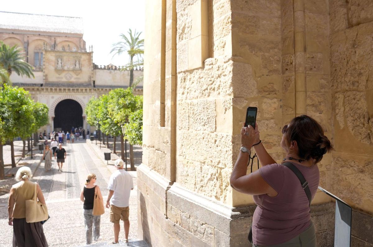 Así viven los turistas el calor de Córdoba en pleno agosto: abanicos, agua y visitas a primera hora Así viven los turistas el calor de Córdoba en pleno agosto: abanicos, agua y visitas a primera hora