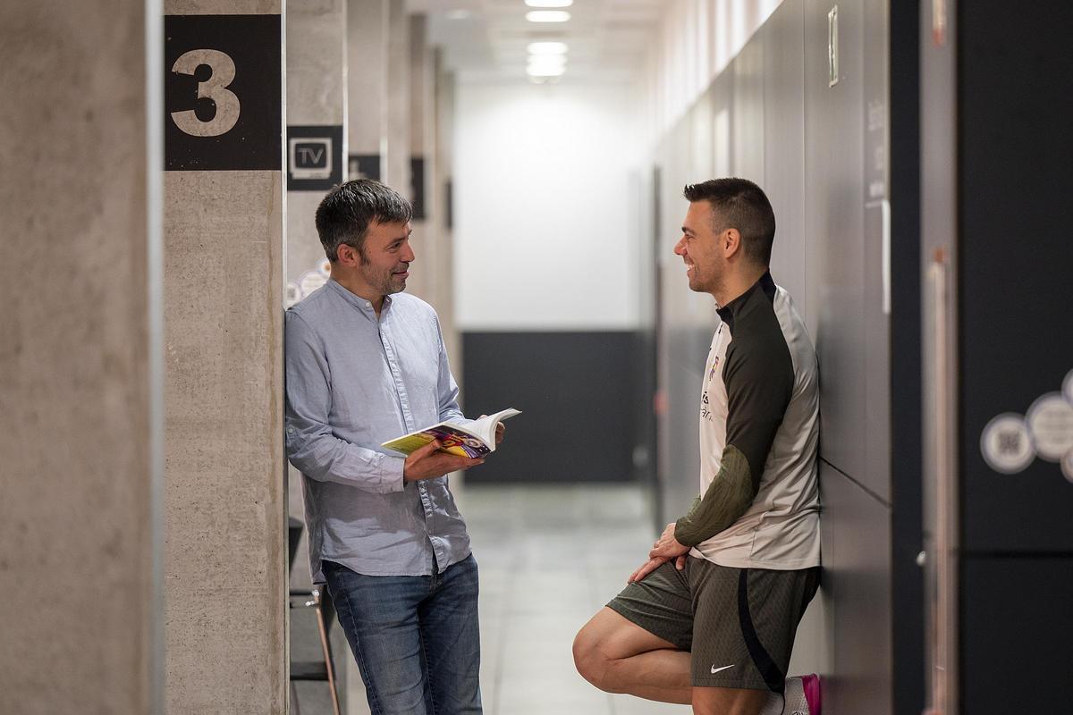 Sergio Lozano y Llorenç Tarrés conversan en la ciutat esportiva Joan Gamper a raíz de la publicación de su libro &quot;Goles y cicatrices”