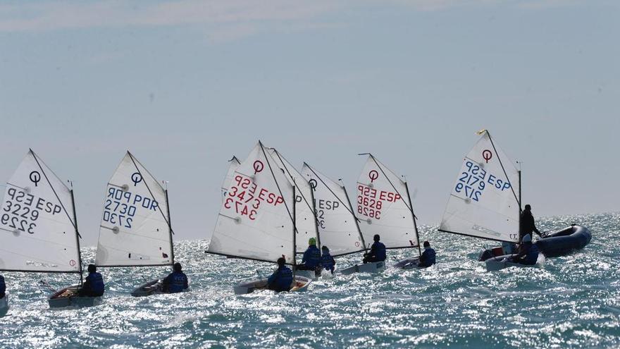 El fuerte viento condiciona el Circuito de Vela Optimist