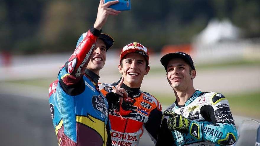 Dalla Porta y los hermanos Márquez, los tres campeones de esta temporada. // Kai Fosterling
