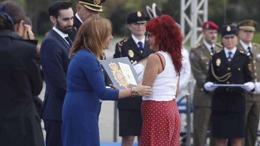 La Policia Nacional condecora Teresa Domínguez per la seua tasca informativa al capdavant de Successos de Levante-EMV