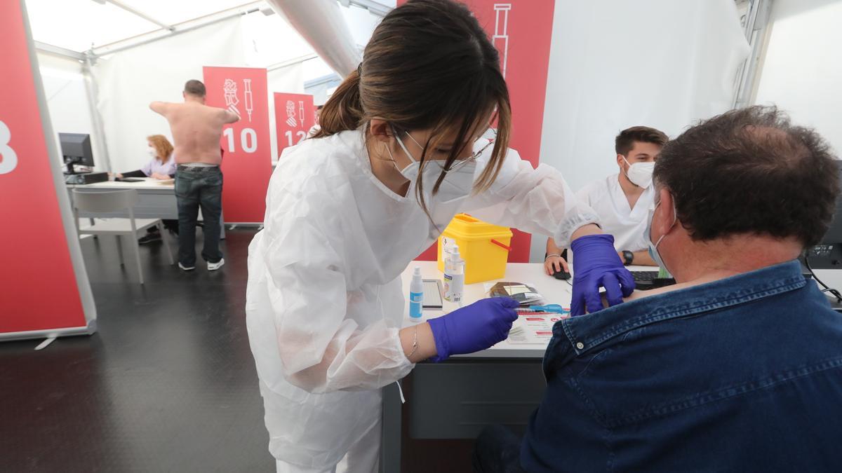 Vacunación en el hospital de campaña de Castelló