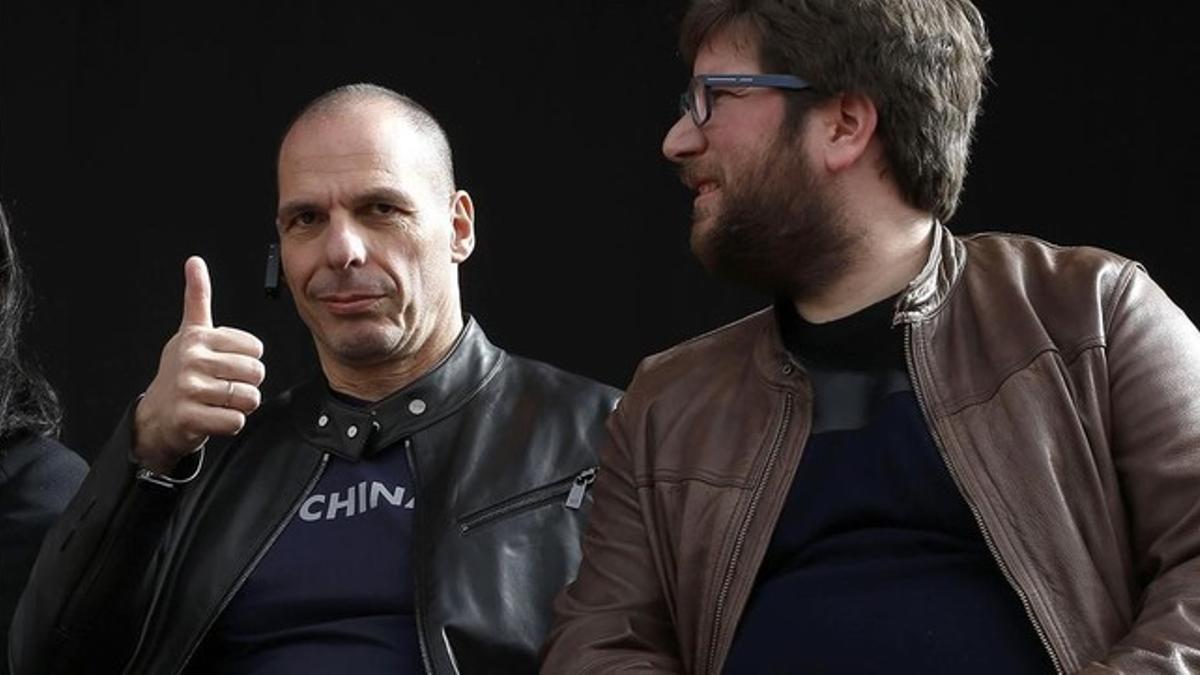 Yanis Varoufakis y el eurodiputado de Podemos Miguel Urbán