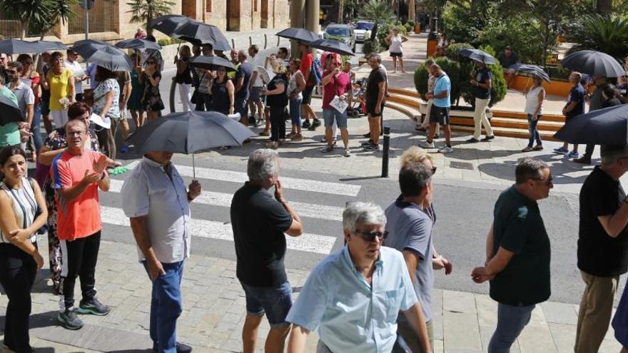 Imagen de una de las protestas diarias que protagonizaron funcionarios a las puertas del Ayuntamiento para exigir el pago de la productividad/ Foto Joaquín Carrión