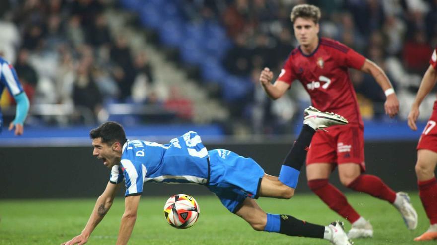 Villares cae derribado en el partido ante Osasuna Promesas en Riazor.  // IAGO LÓPEZ