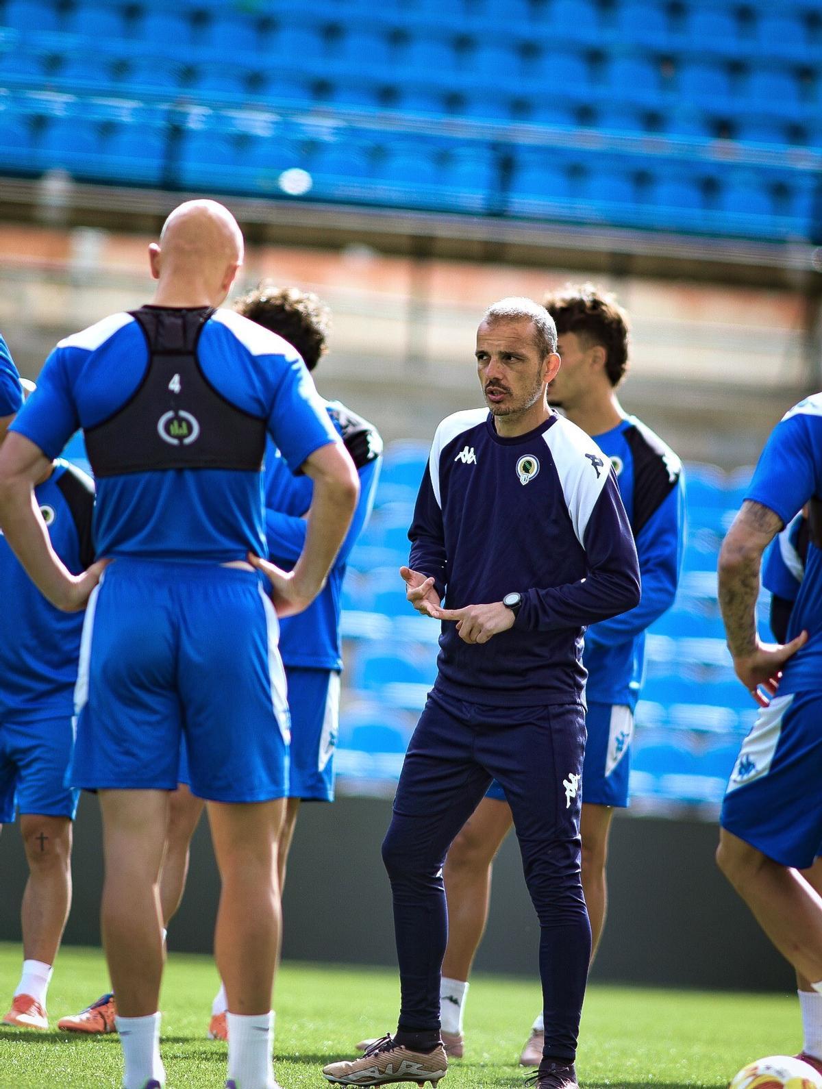 Beto Company conversa con el central Javi rentero durante un entrenamiento.