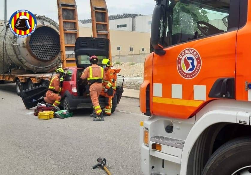 Accidente entre un coche y un camión en un polígono industrial de Ontinyent