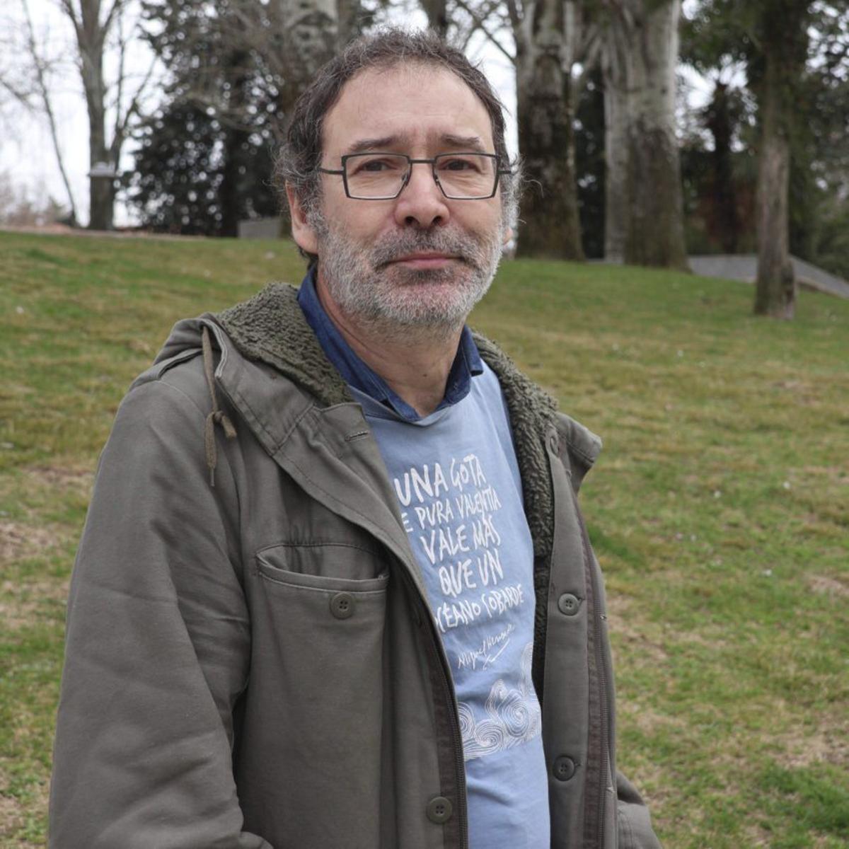 "Se me cae el alma al suelo con la campaña del PP ¿Qué es? ¿Una subasta?" | MIGUEL ÁNGEL VIÑAS, CANDIDATO DE IU, SUMAR Y VERDES EQUO A LAS CORTES, EN EL PARQUE DE LA MARINA DE LA CAPITAL.