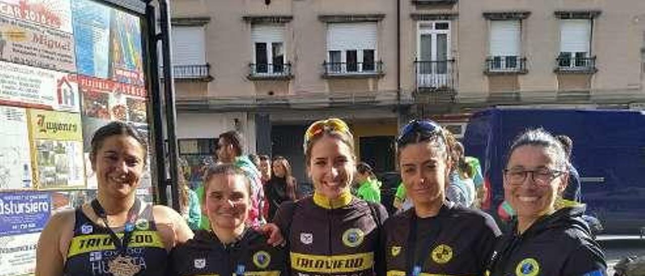 Bárbara Huerta, Paula Creus, Lucía del Valle, Patricia Revilla y Estefanía Sánchez, del Club Triatlón Oviedo.