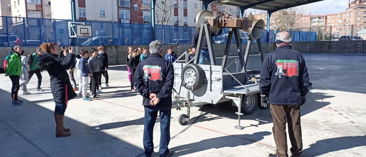 Los campaneros de la asociación, en el patio del colegio Juan XXIII. | |  CEDIDA