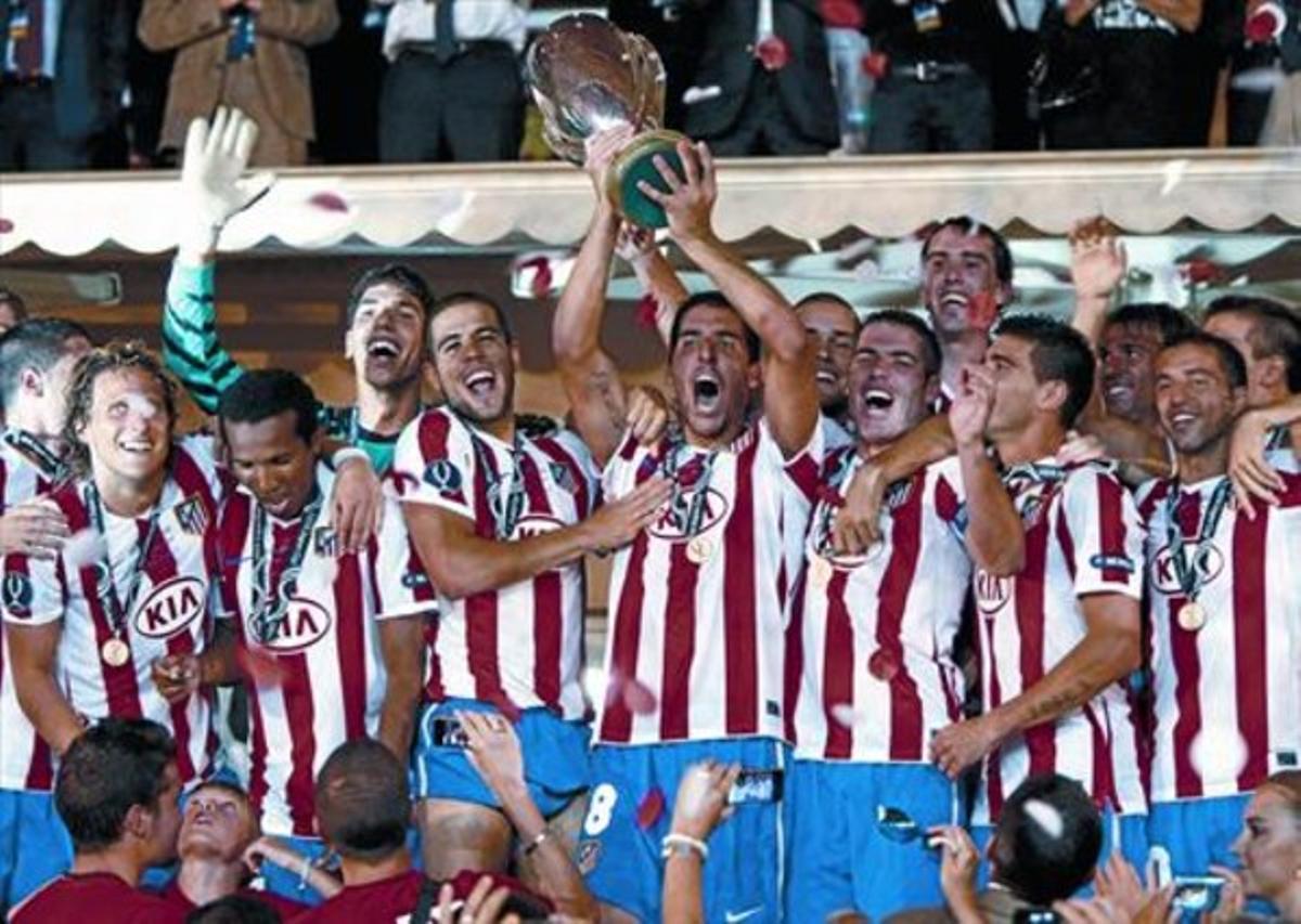 Raúl García aixeca la Supercopa d’Europa, ahir a l’estadi Lluís II de Mònaco. Raúl García aixeca la Supercopa d’Europa, ahir a l’estadi Lluís II de Mònaco.