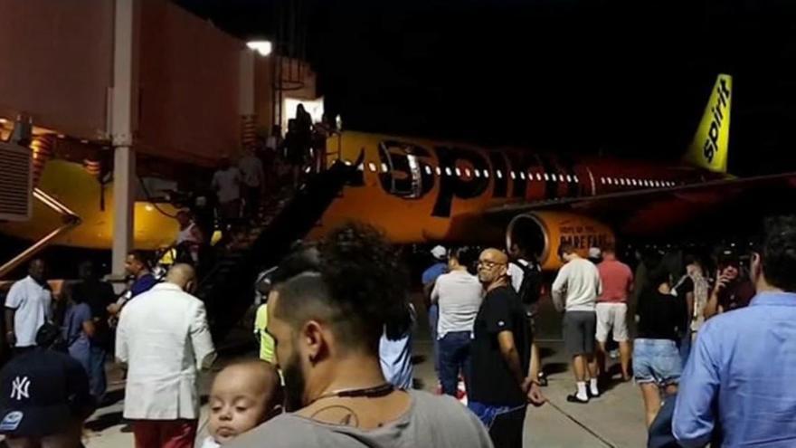 Aterrizaje de emergencia y varios pasajeros hospitalizados por unos calcetines sucios en el avión