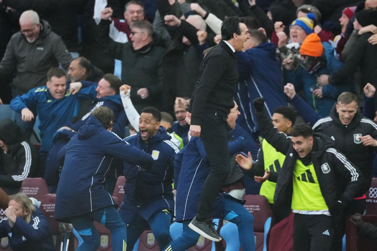 Aston Villa's head coach Unai Emery, centre, celebrate with his staff after Aston Villa's Emiliano Buendia scored his side's second goal during the English Premier League soccer match between Aston Villa and Arsenal in Birmingham, England, Saturday, Dec. 6, 2025. (AP Photo/Dave Shopland). EDITORIAL USE ONLY / ONLY ITALY AND SPAIN