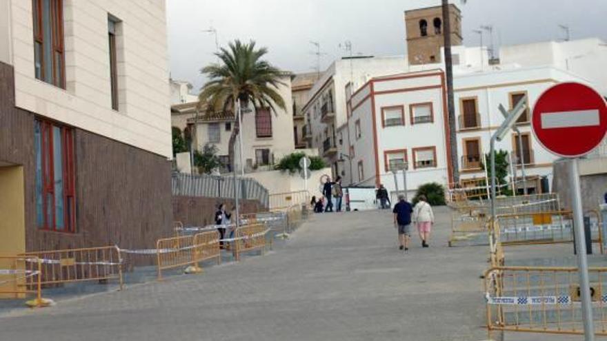 Precintan las escaleras del nuevo ayuntamiento de Xàbia por peligrosas