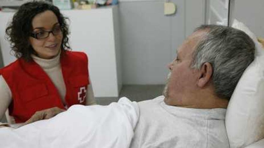 Un voluntario atiende a un enfermo, en imagen de archivo.