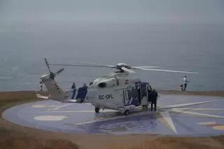 Gran expectación en la Torre de Hércules por el aterrizaje del Pesca 2 en la Rosa dos Ventos para evacuar a una persona