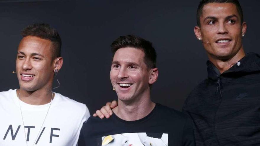 Neymar, Messi y Cristiano Ronaldo, en la rueda de prensa previa a la entrega del Balón de Oro. // Reuters