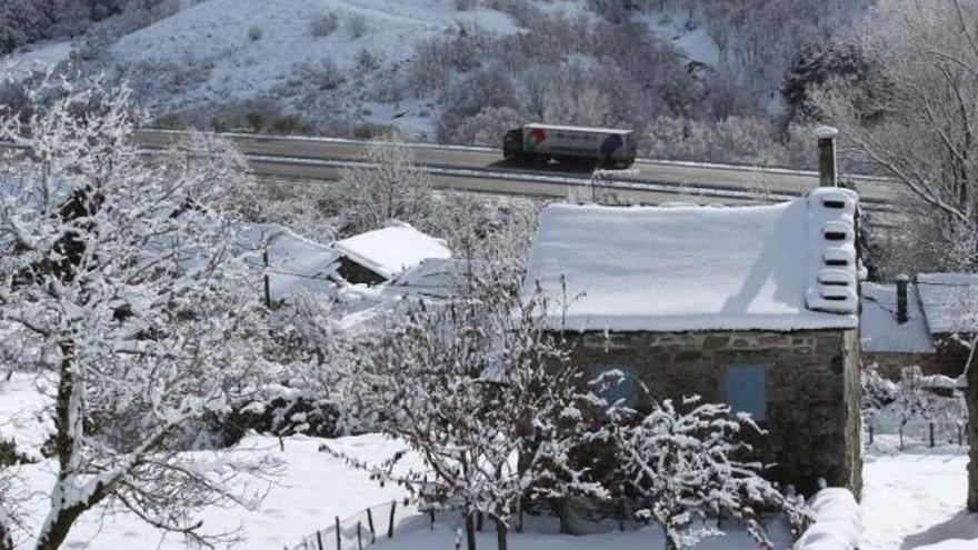 Una nevada en Padornelo cubre de blanco la A-52