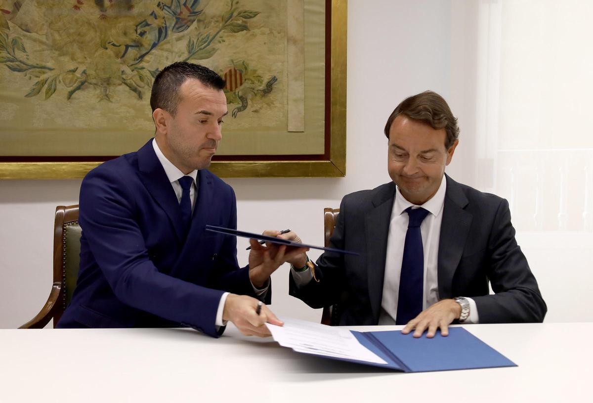 El president de la Diputación, Vicent Mompó, y el CEO de Nautalia, Rafael Gª Garrido, firmaron la ampliación del contrato de la plaza de toros de València a final del año pasado.