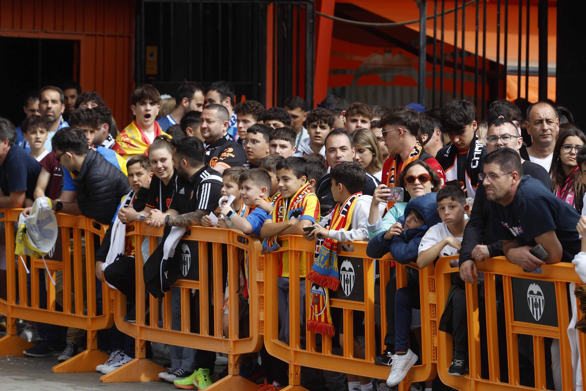 Ambiente festivo en la recepción al equipo