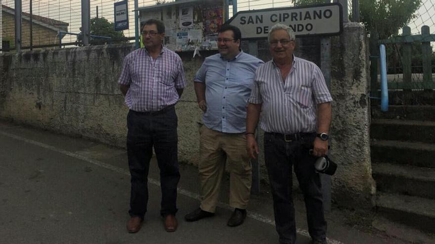 Luis Pacho, en el centro, junto a los representantes vecinales de San Cipriano de Pando.